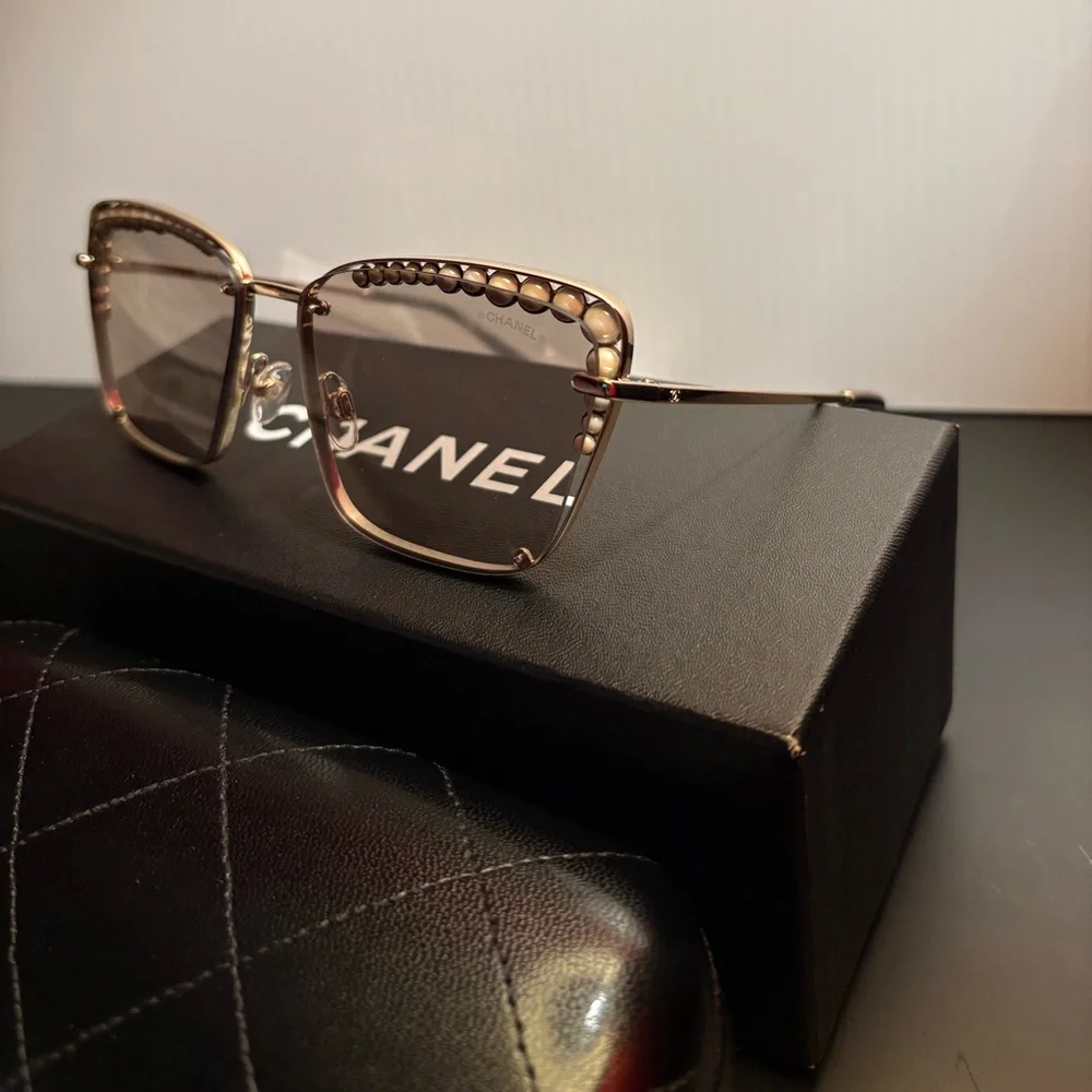 CHANEL Pearl Square Sunglasses 4235